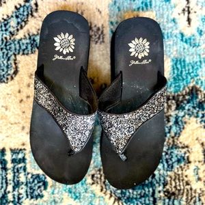 Yellow Box Nice Black Flip Flops with Glitter Top in size 7